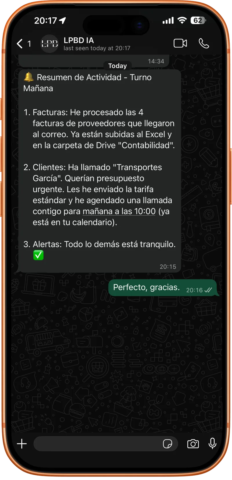 iPhone con conversación por WhatsApp